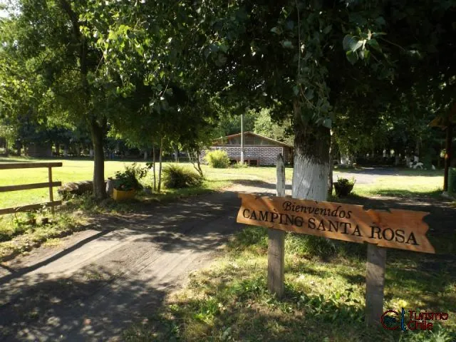 Cabaña de ladrillo y espacio verde del Camping Santa Rosa